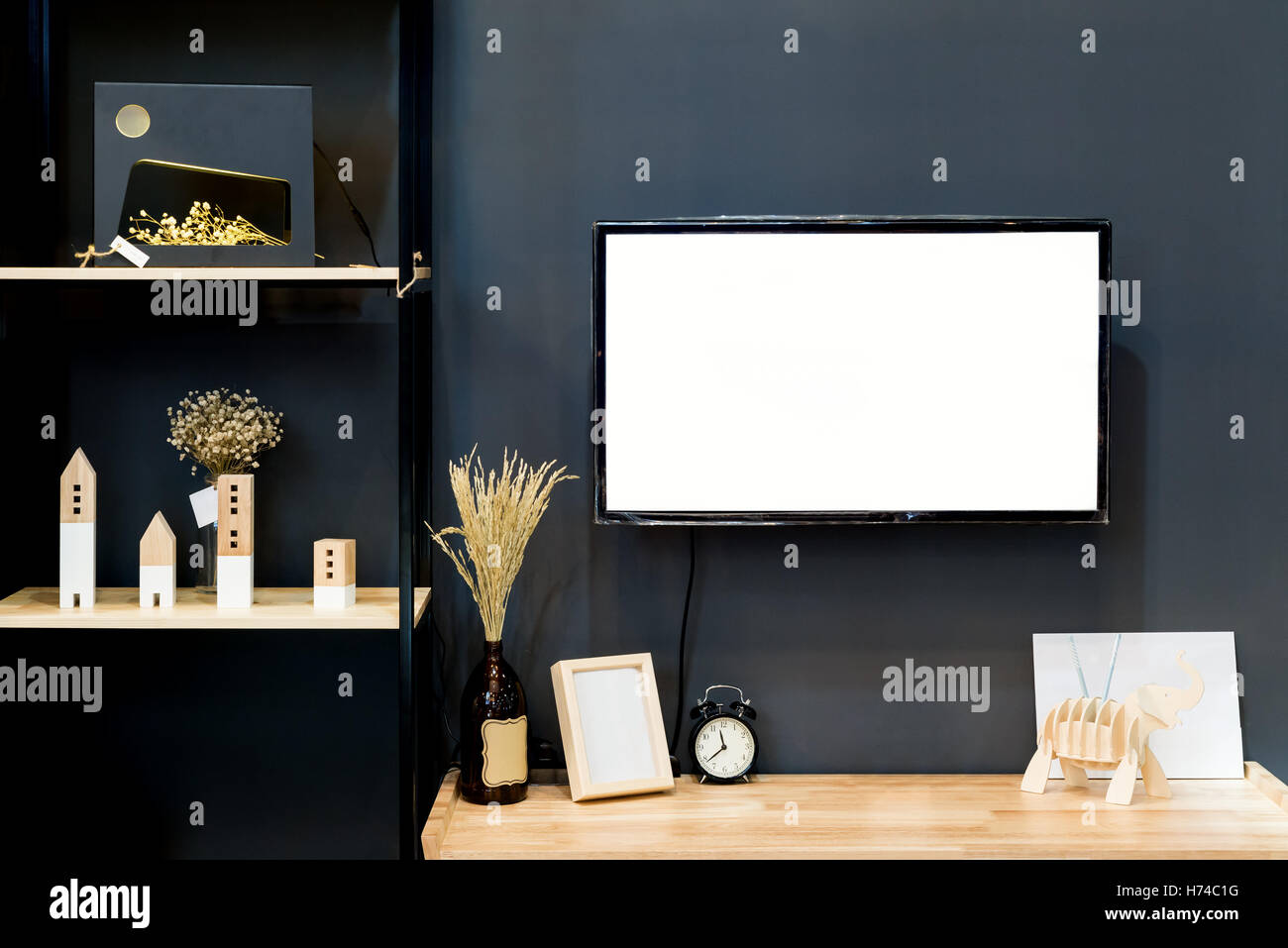 Legno moderno scaffale con flat TV nel salotto di casa. Soggiorno interno. Foto Stock