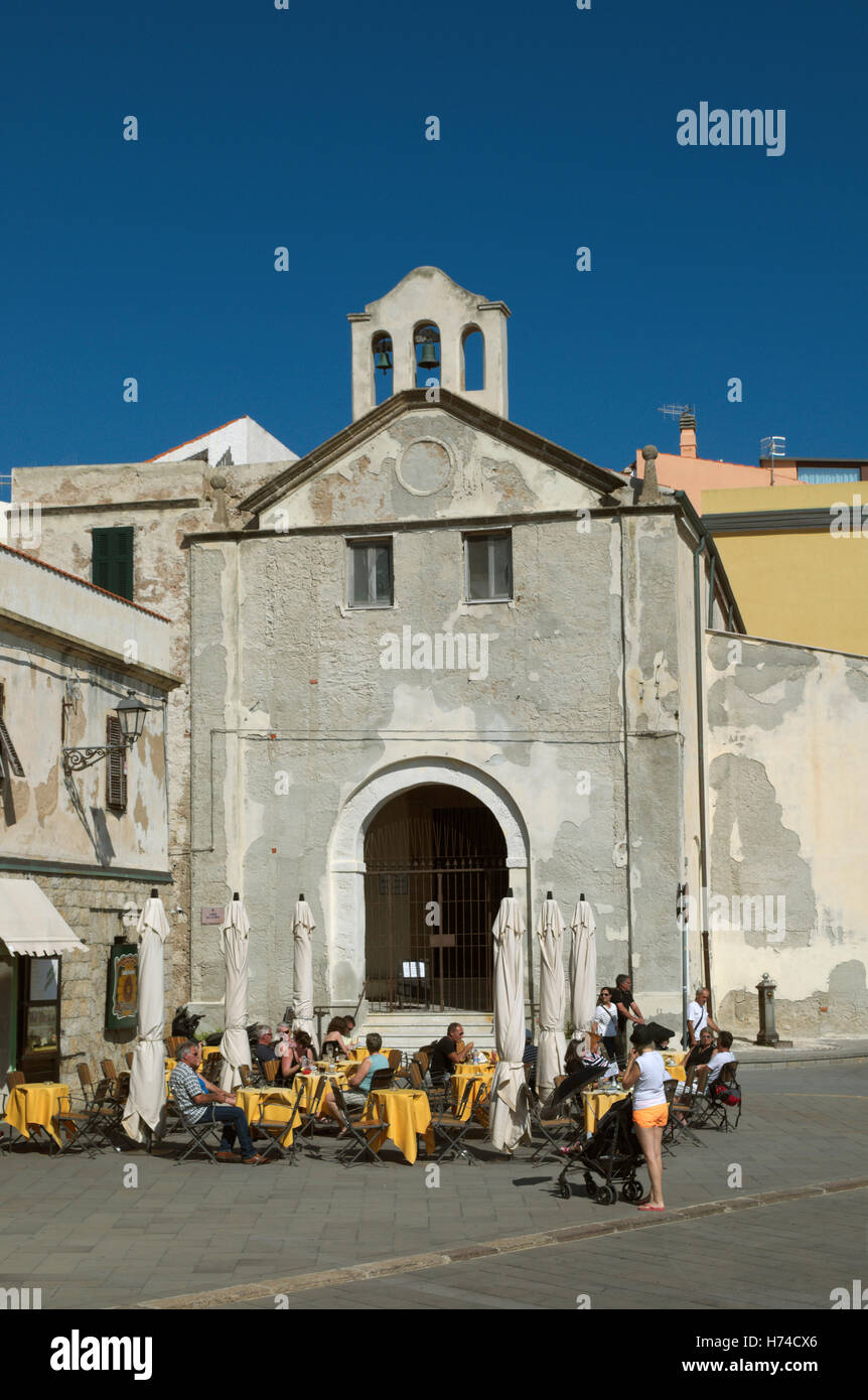 Carmelo chiesa e un cafe' all'aperto, Alghero, Sardegna, Italia Foto Stock