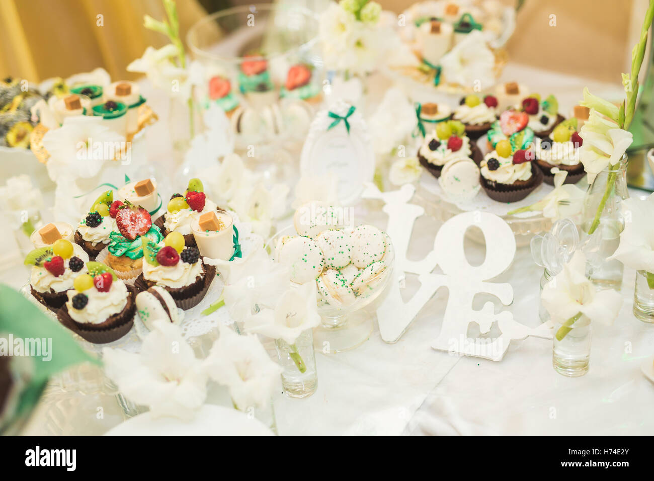 Deliziosi e gustosi dessert tabella con tortine scatti alla reception closeup Foto Stock