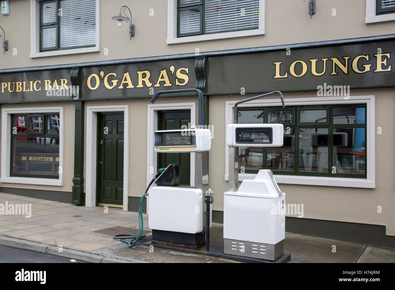 O'Gara pubblica del Bar e della stazione di gas, Kilcar, Donegal, Irlanda Foto Stock