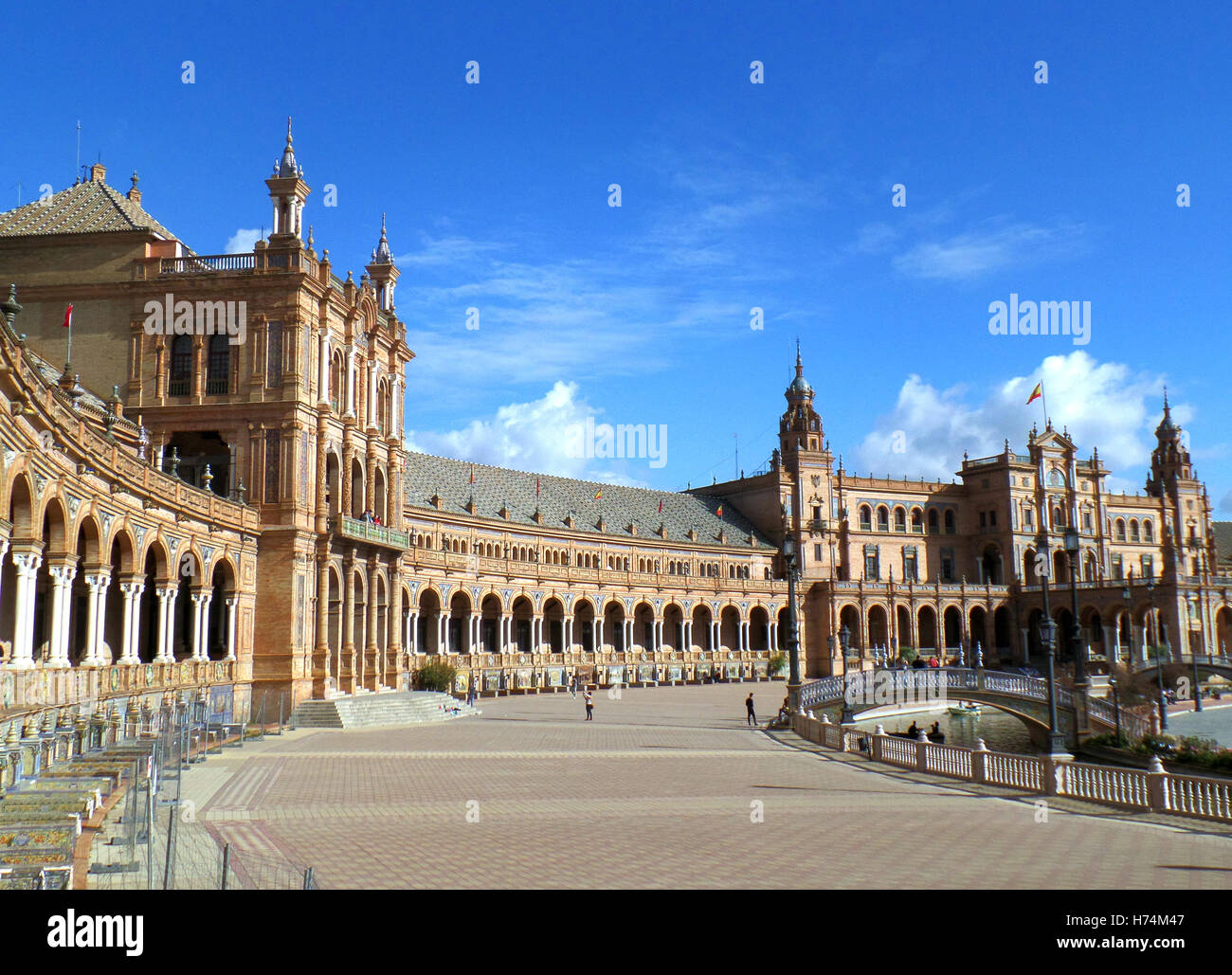 Straordinaria architettura della Plaza de Espana sotto il cielo blu, Siviglia, Spagna Foto Stock