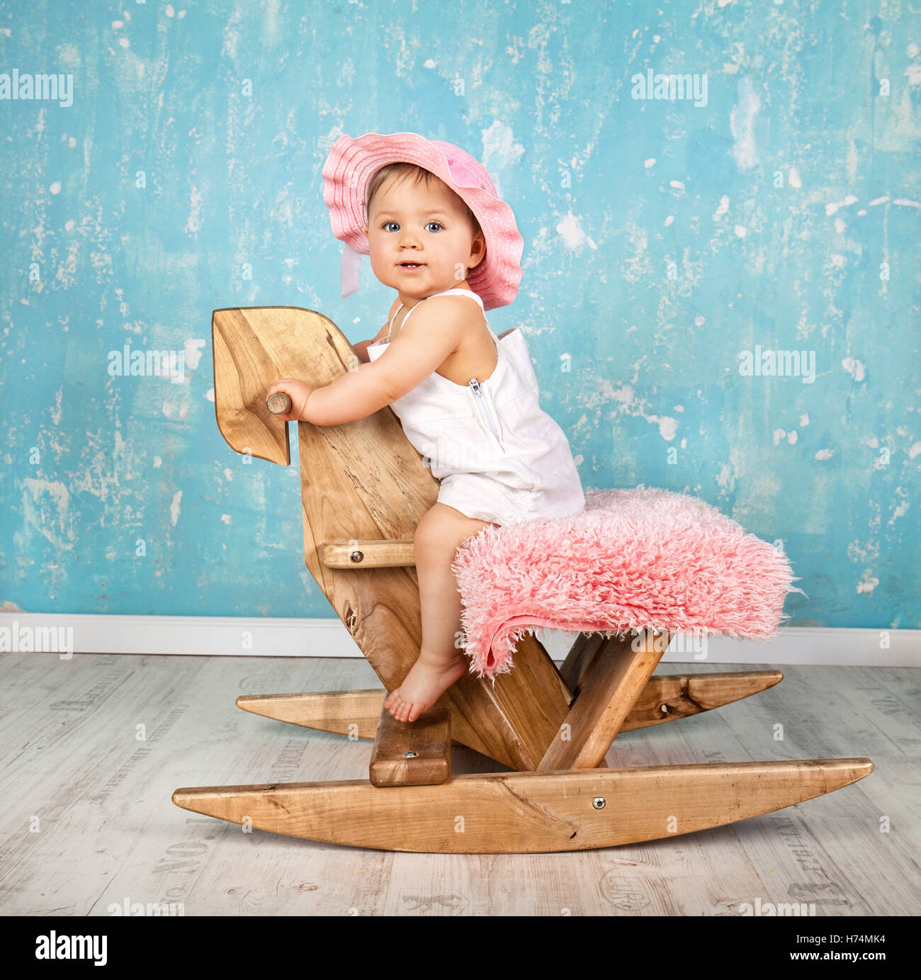 Bambino sul cavallo a dondolo Foto Stock