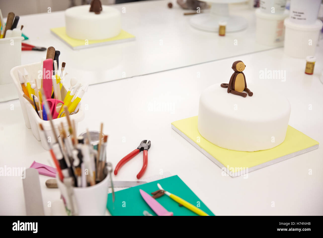 Iced torta con decorazione di scimmia sulla parte superiore nel panificio Foto Stock