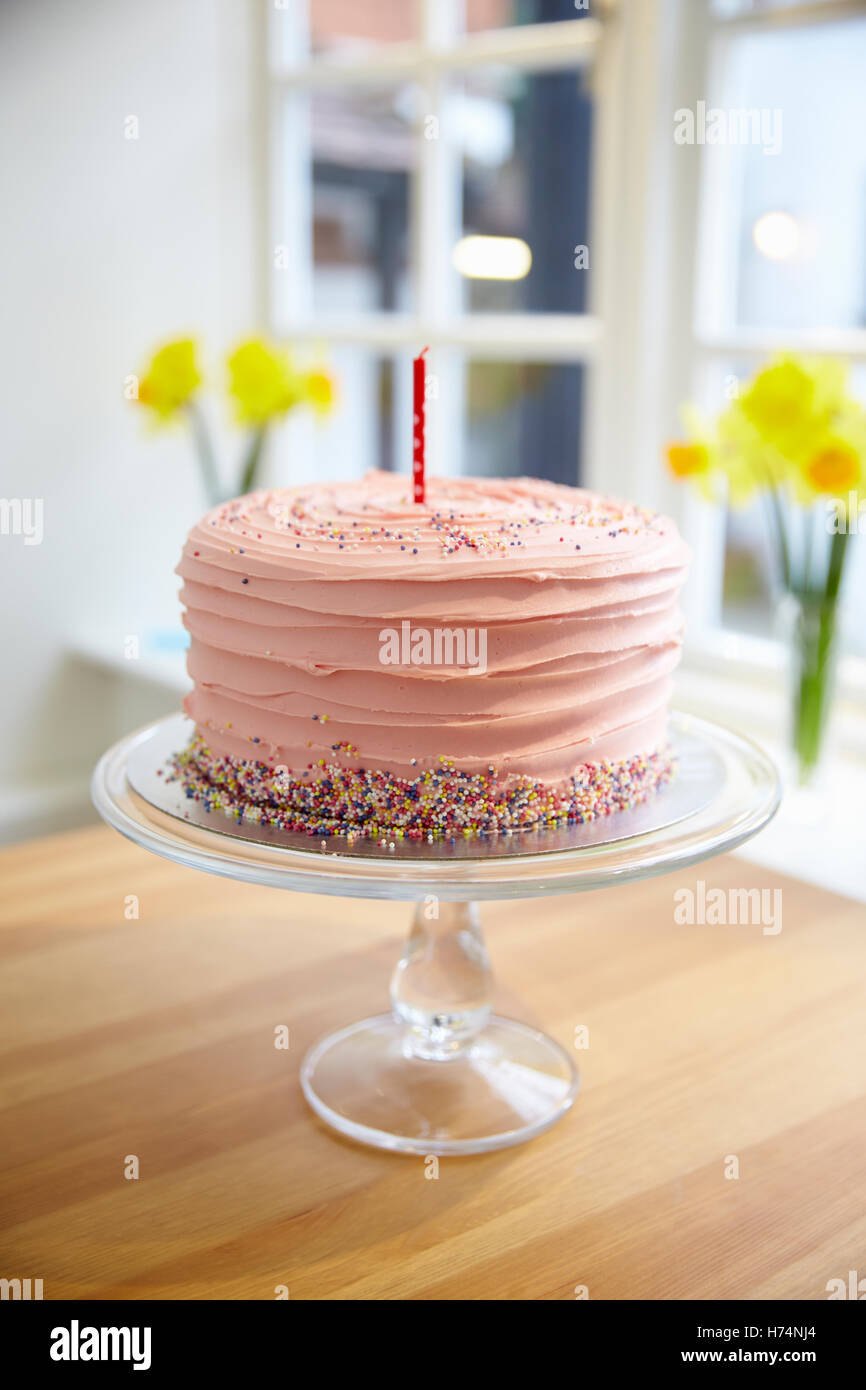 Torta celebrando primo compleanno sul display nella finestra del negozio Foto Stock