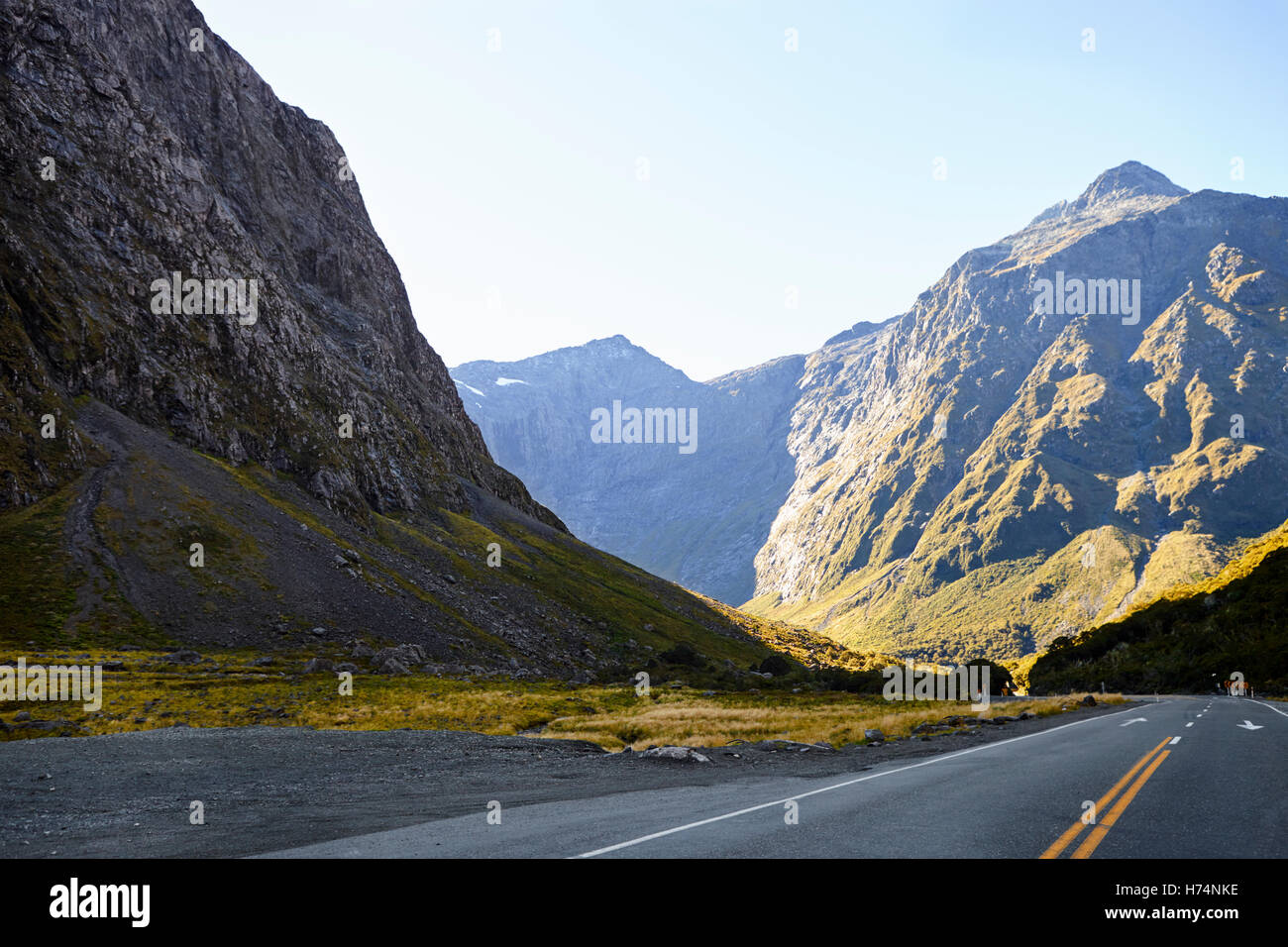 La strada attraverso le montagne vicino al Milford Sound in Nuova Zelanda Foto Stock