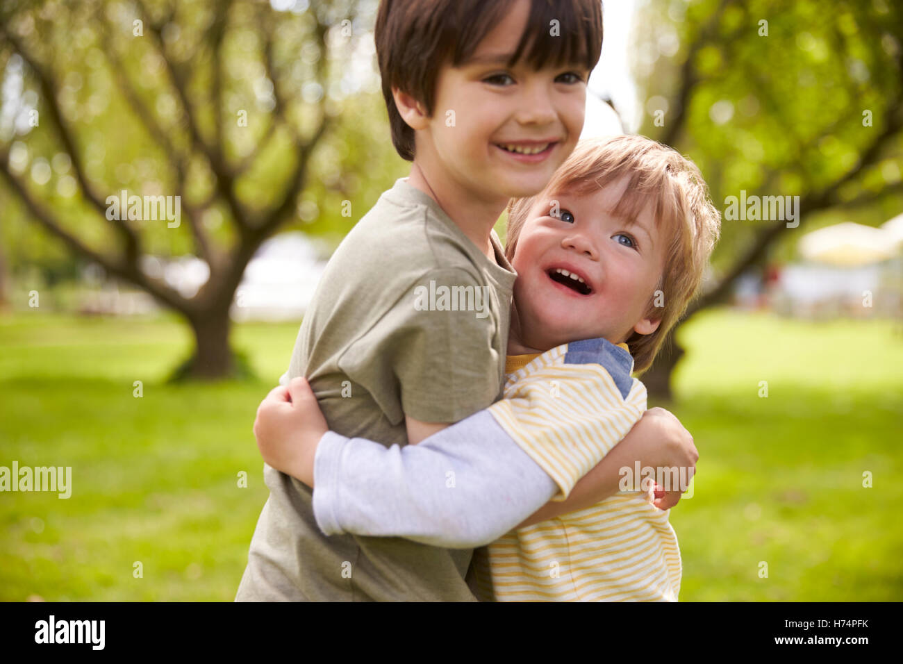 Due fratelli abbracciando in Park insieme Foto Stock