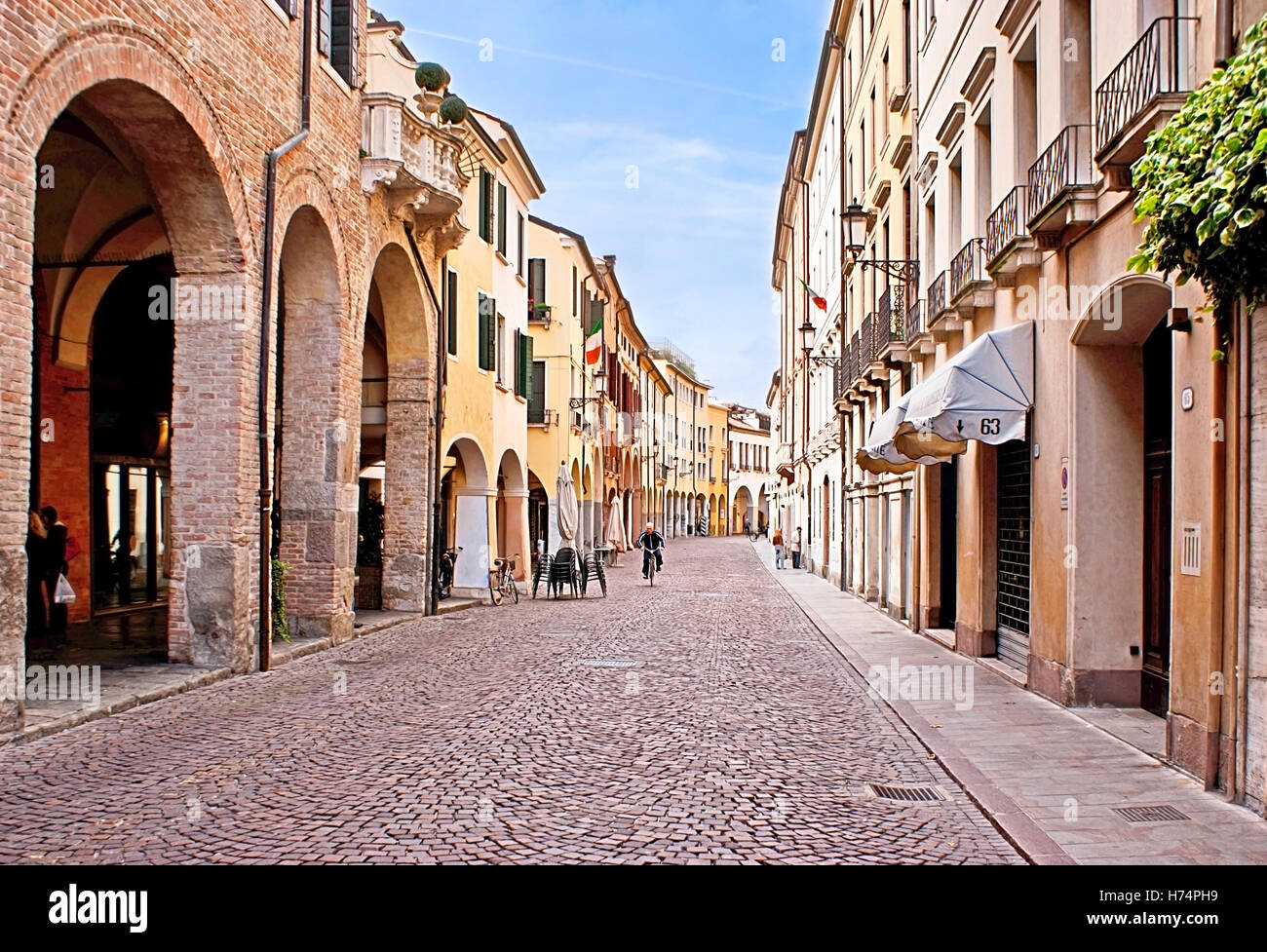 A volte le strade medievali sono layout caotica, ma a Padova, alcune di esse sono state costruite sul fondamento delle mura della città Foto Stock