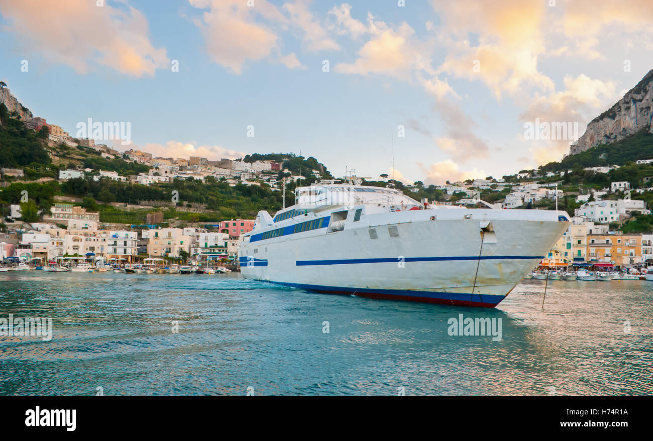 La manovra della nave nel porto di Marina Grande Porto, isola di Capri, Italia. Foto Stock