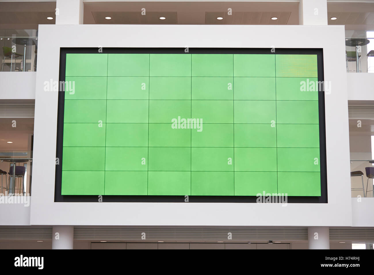 Grande schermo, monitor AV, in una università lobby atrium Foto Stock