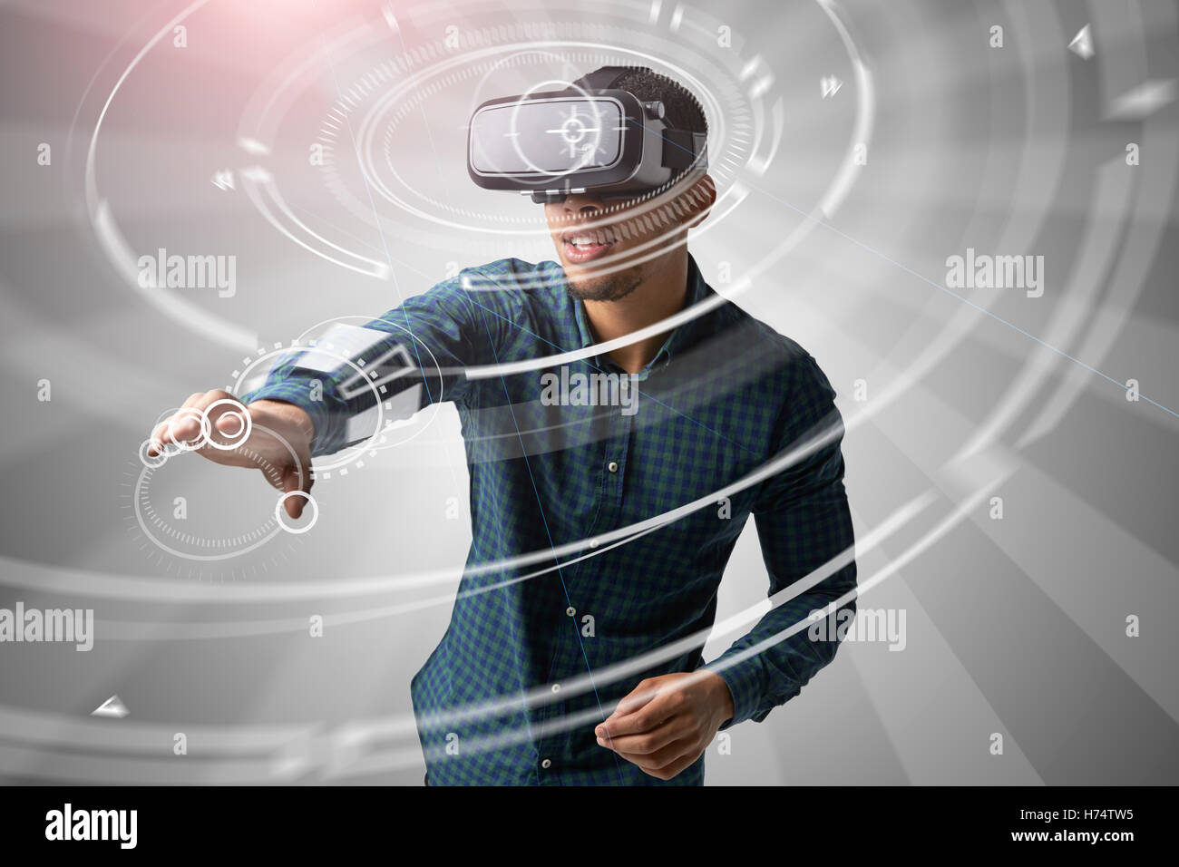 Uomo con la realtà virtuale auricolare Foto Stock