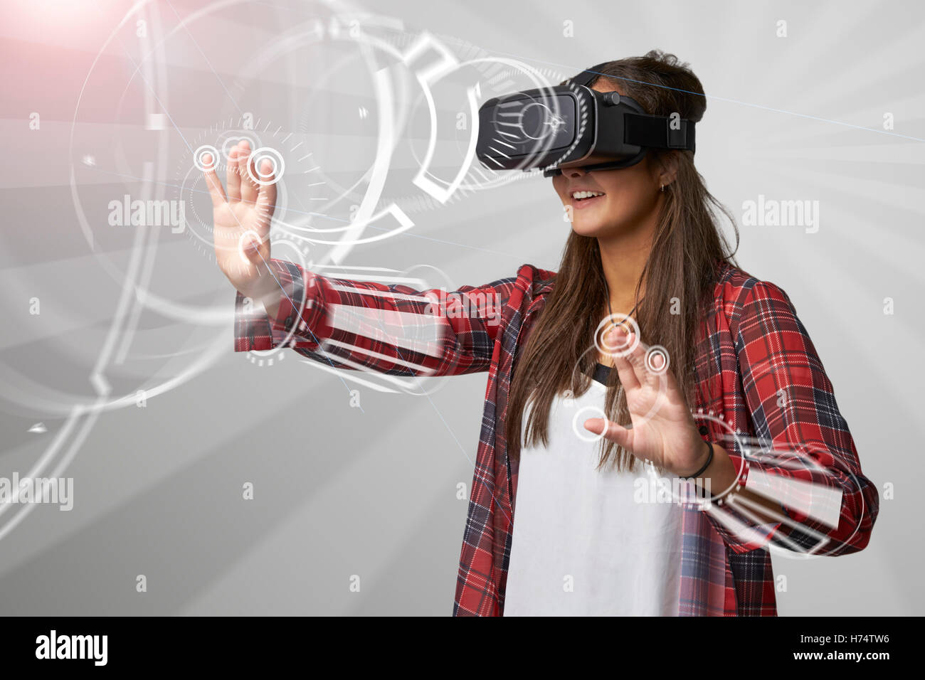 Donna che utilizza la realtà virtuale auricolare Foto Stock