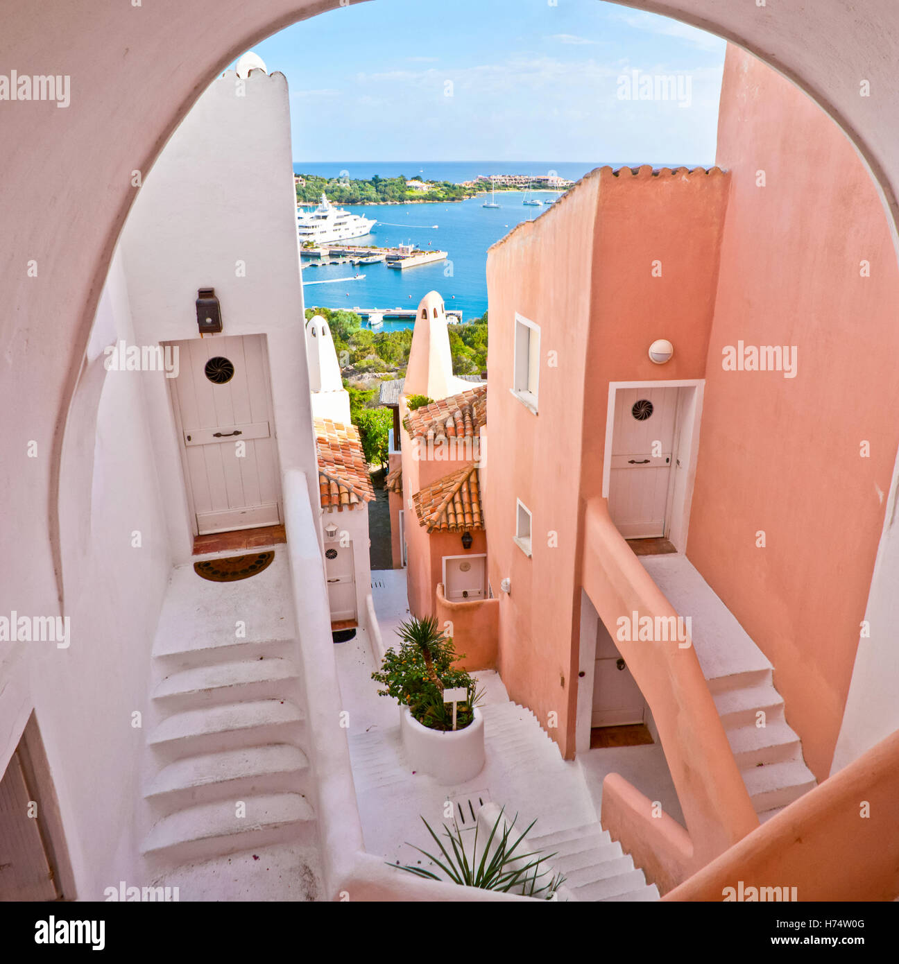 Tipici cantiere sardo con la sua architettura unica e magnifica vista sul mar Tirreno, porto chervo Foto Stock