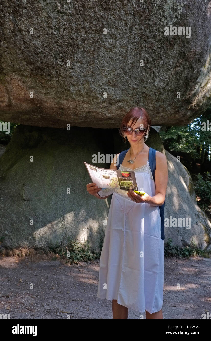 Un turista la lettura di una mappa nella foresta di Huelgoat Foto Stock