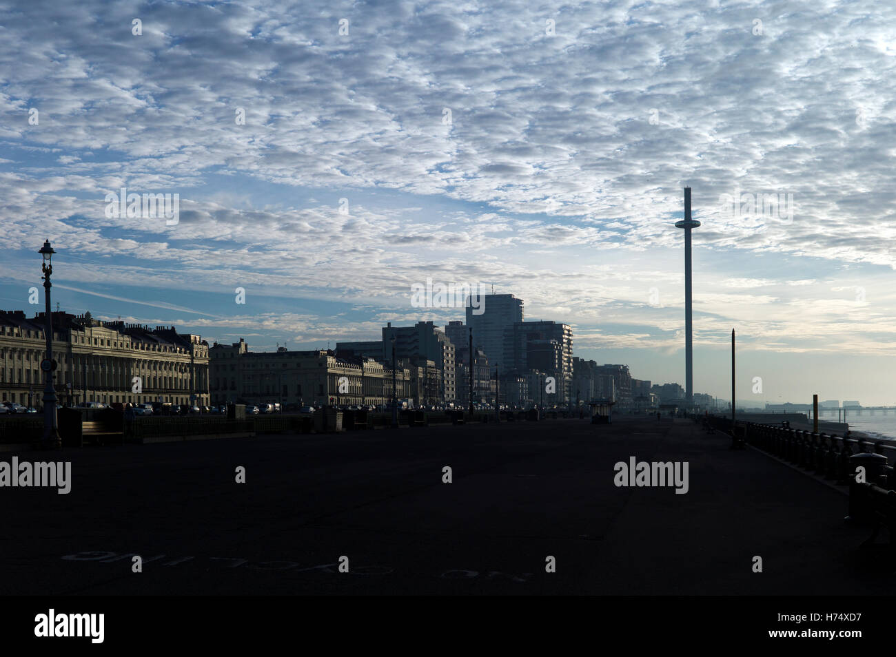 Brighton e Hove lungomare edifici riflettono la mattina presto sun, mostrando i360 torre di avvistamento Foto Stock