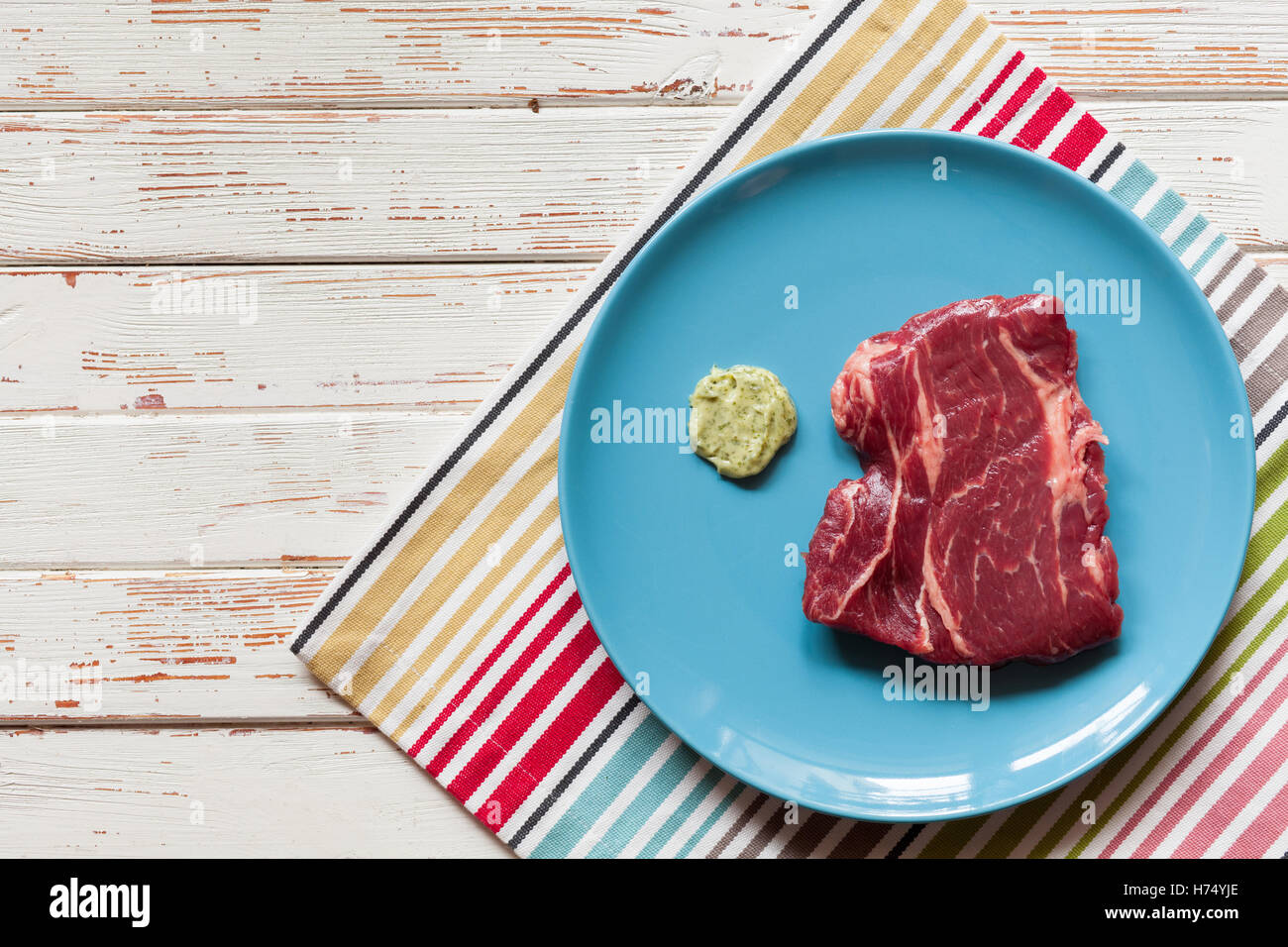 Bistecca di greggio sul tavolo di legno Foto Stock