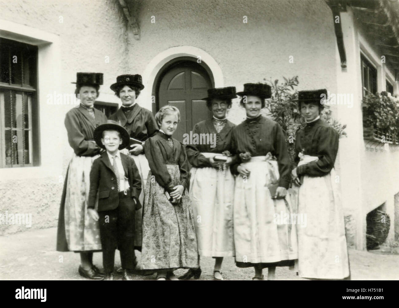 Donne in costume tradizionale, Velturno, Bolzano, Italia Foto Stock