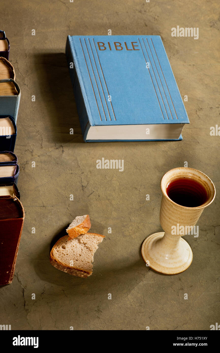Un calice di vino con il pane e la bibbia Foto Stock