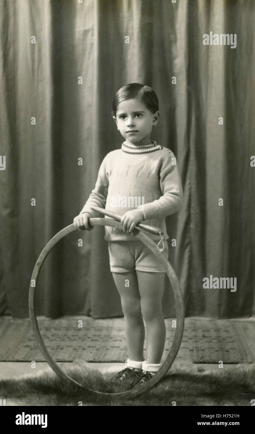 Ritratto di un bambino con il cerchio, Italia Foto Stock