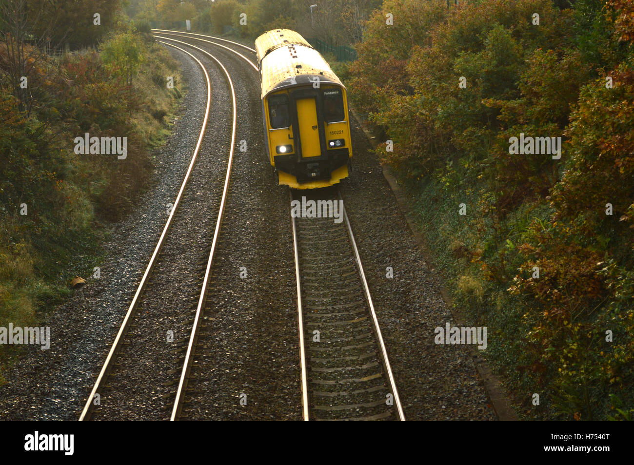 Due vagoni del treno su ferrovia da Ivbridge viaggia verso Plymouth, Devon, Inghilterra Foto Stock