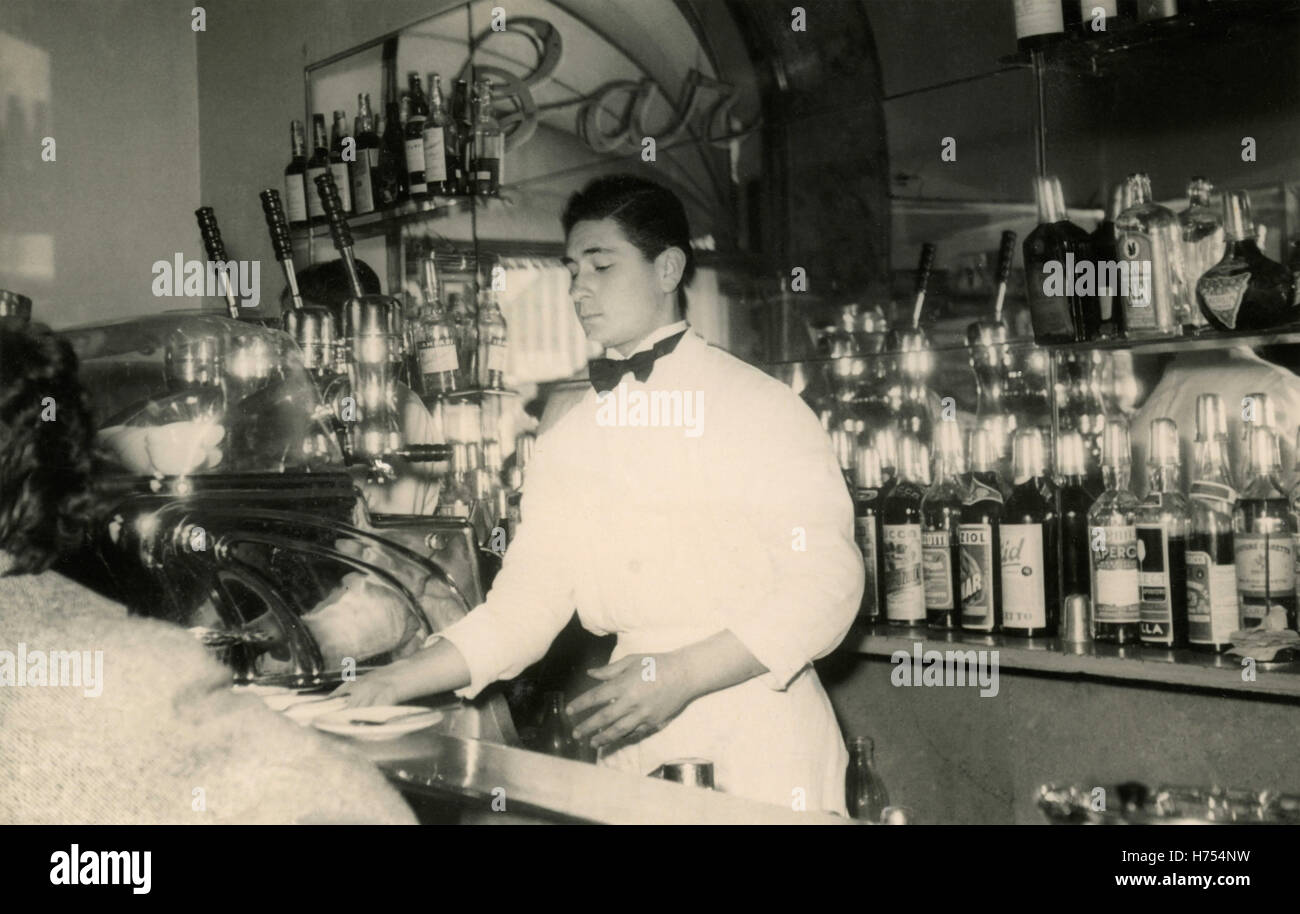 Il barista dietro il bancone, Italia Foto Stock