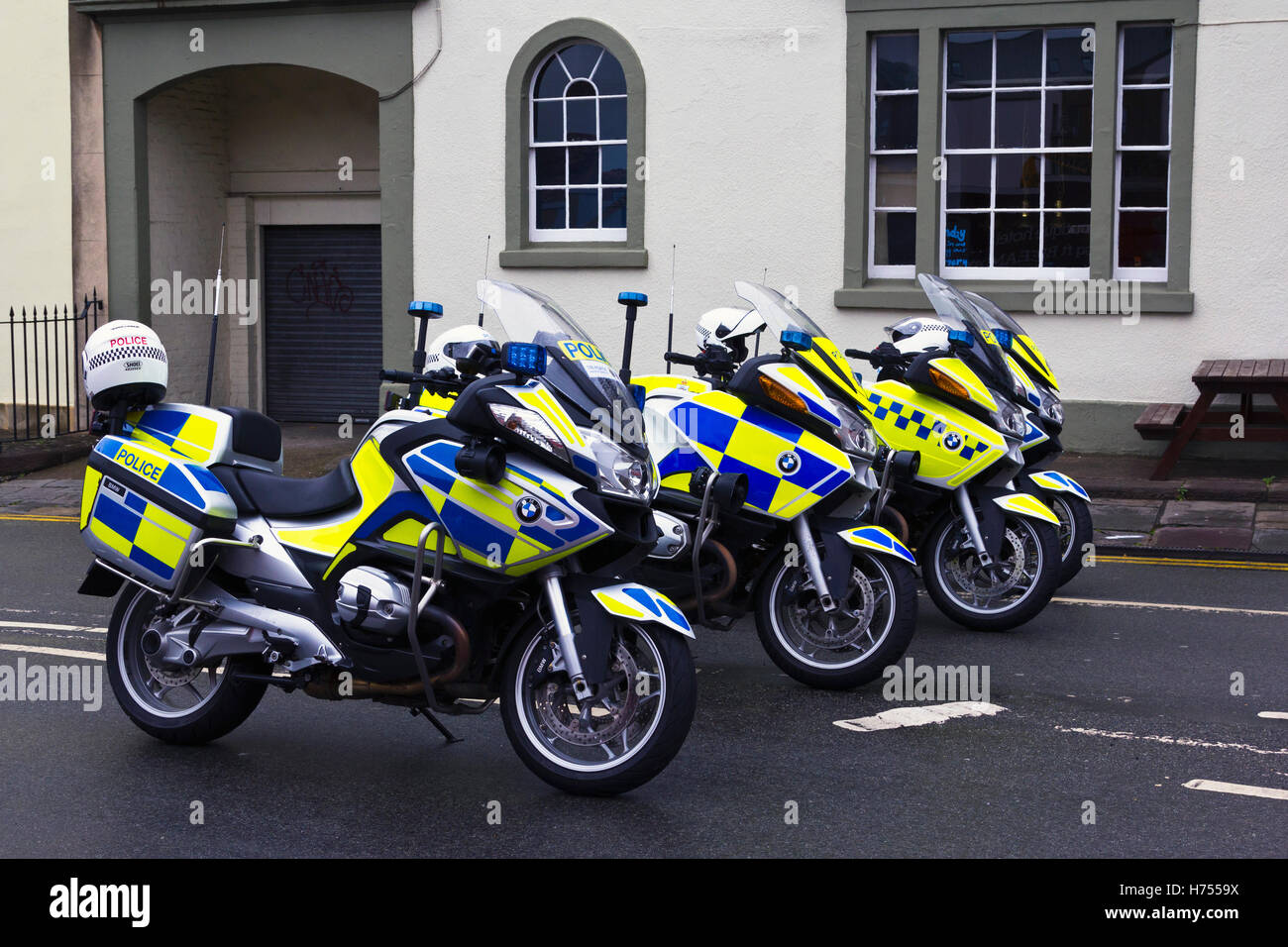 Quattro motociclette di polizia schierati su una strada di Bristol, Regno Unito Foto Stock