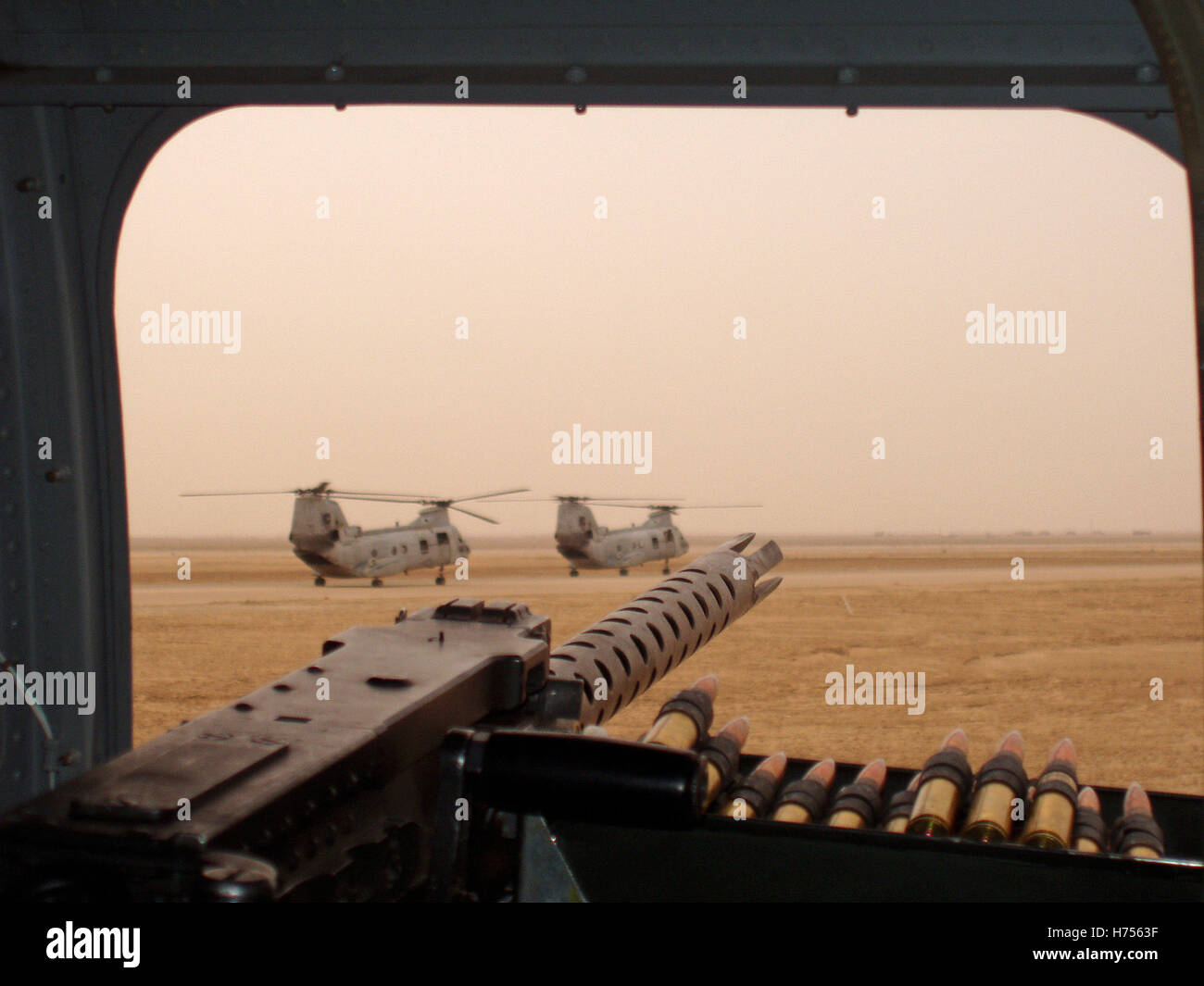 19 ottobre 2003 UNA mitragliatrice pesante montata su un elicottero Sea Knight CH-46E, che tasserà per il decollo con altri Cavalieri marini all'Aeroporto di Basra. Foto Stock 19 ottobre 2003 UNA mitragliatrice pesante montata su un elicottero Sea Knight CH-46E, che tasserà per il decollo con altri Cavalieri marini all'Aeroporto di Basra. Foto Stock