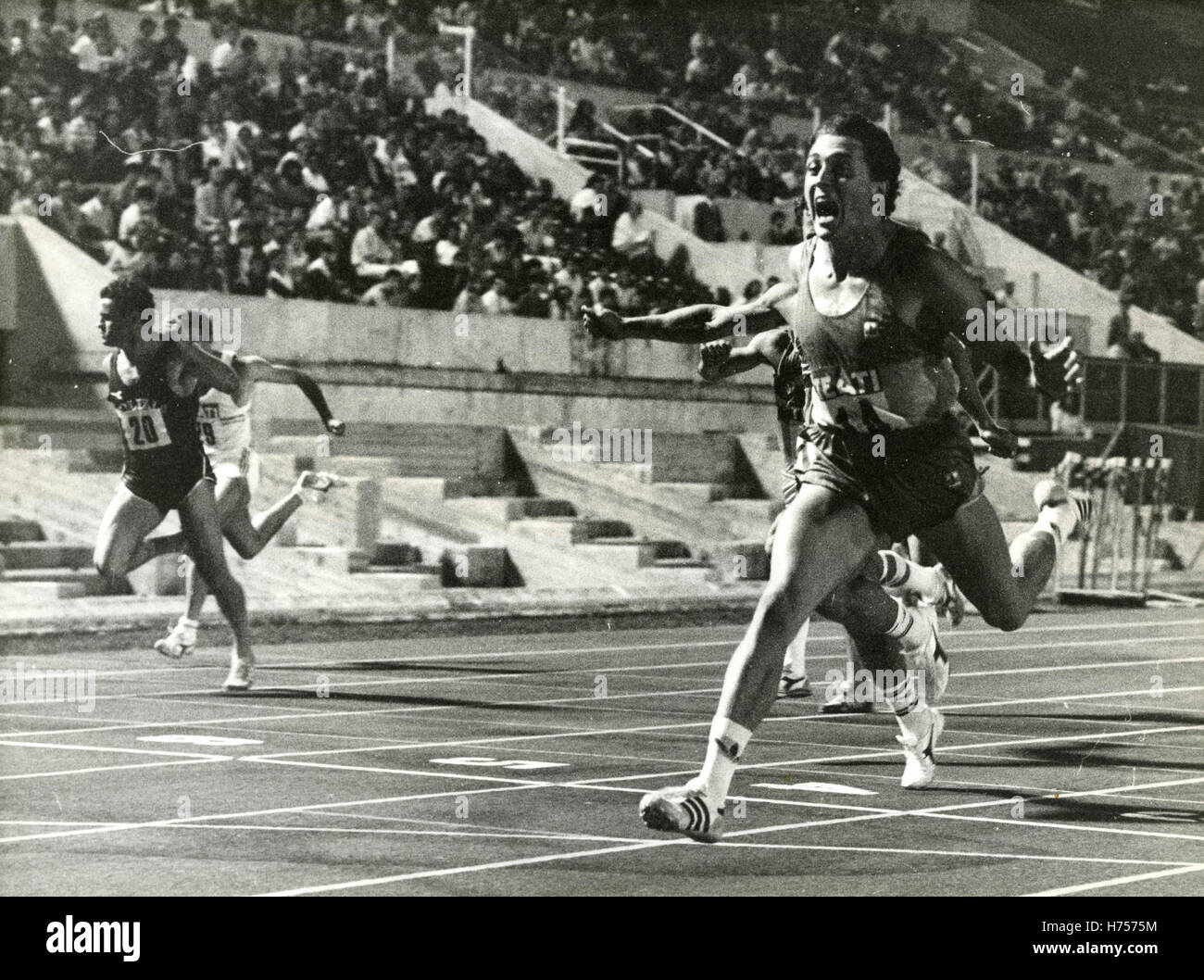 Atleta Stefano Tilli attraversa la linea del traguardo dei 100 metri ai Campionati Italiani 1984 Foto Stock