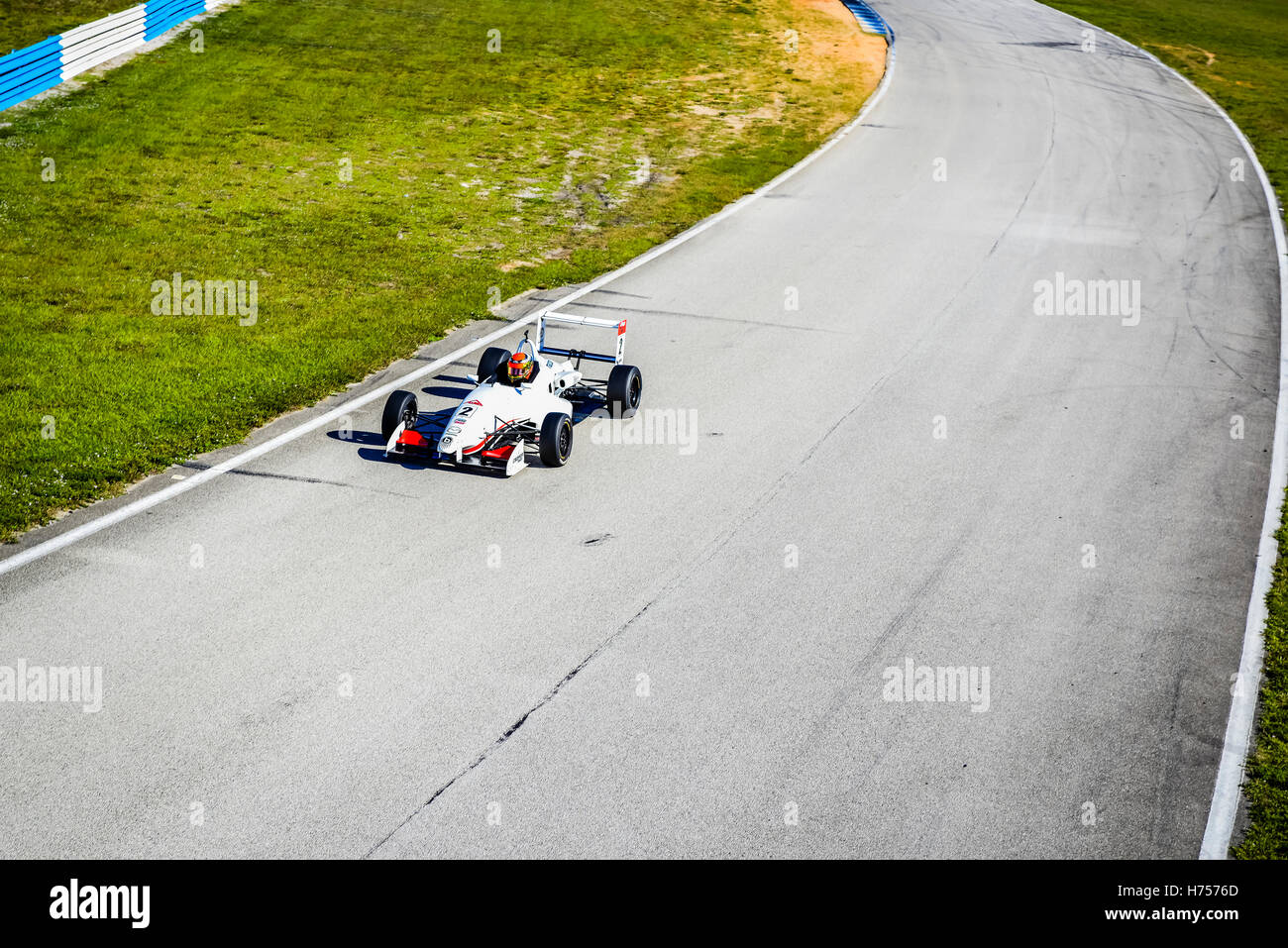 Una formula di gara velocità auto giù la via a Sebring International Raceway a Sebring, FL Foto Stock