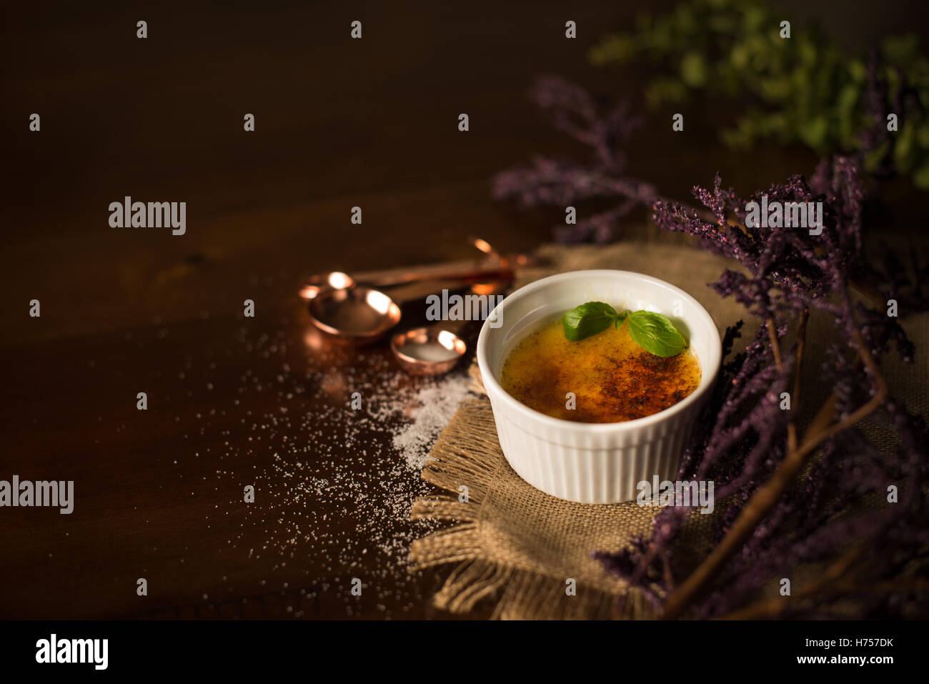 Realizzato da zero creme brulee dessert Foto Stock