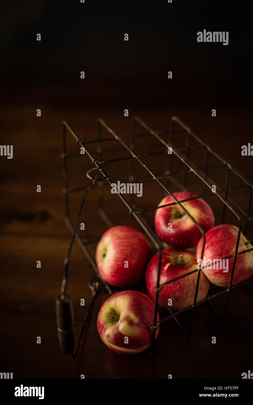 Nuovo frutteto di mele raccolte nella cesta sul tavolo Foto Stock