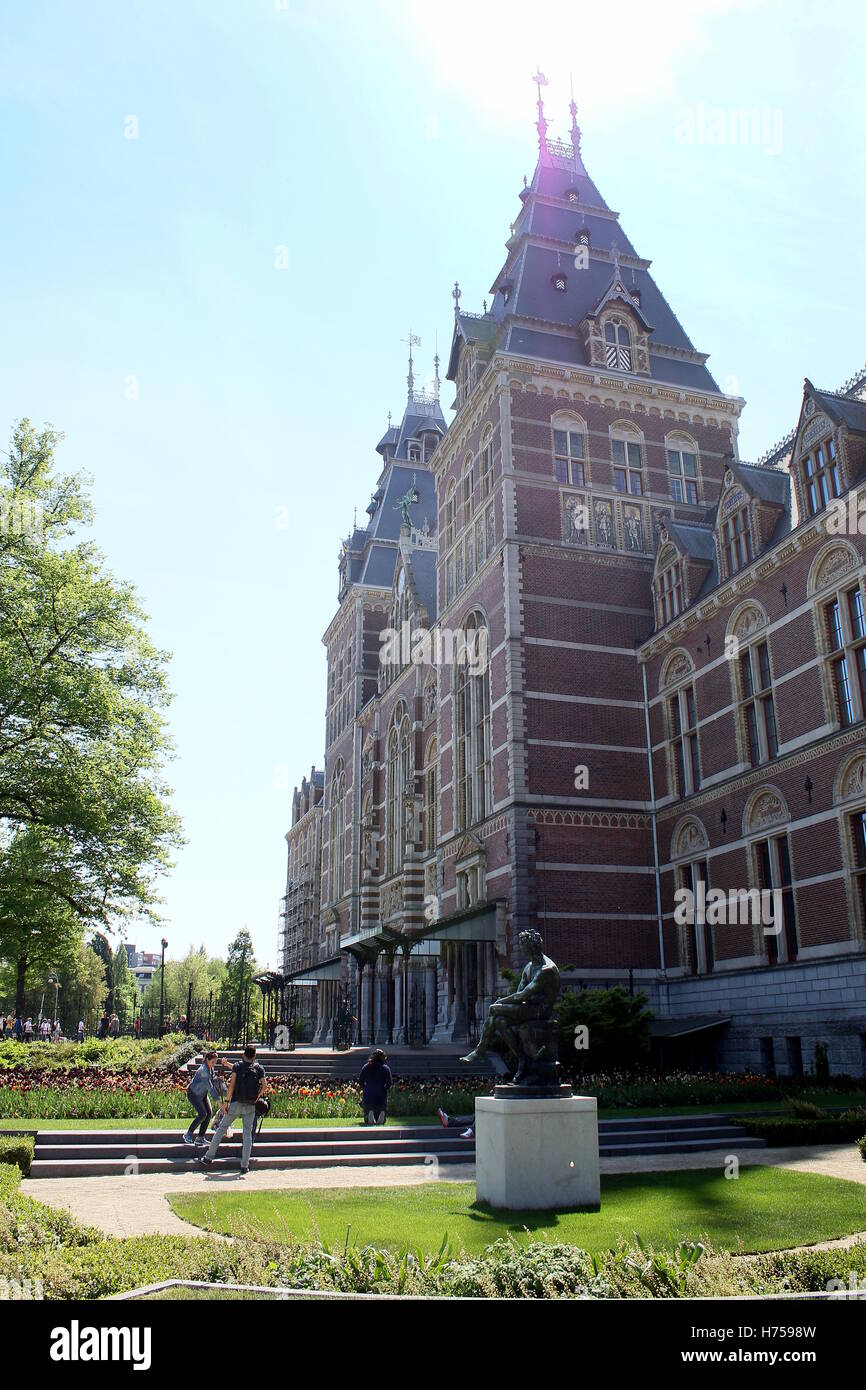 I giardini e la facciata frontale del Rijksmuseum edificio, Amsterdam, Paesi Bassi in estate. Foto Stock