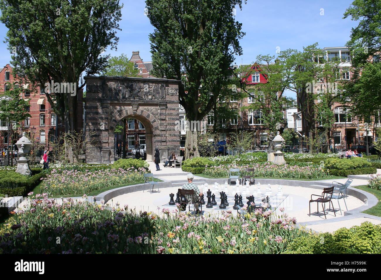 I giardini e la facciata occidentale del Rijksmuseum edificio, Amsterdam, Paesi Bassi. (Life-size partita a scacchi sulla piazza) Foto Stock