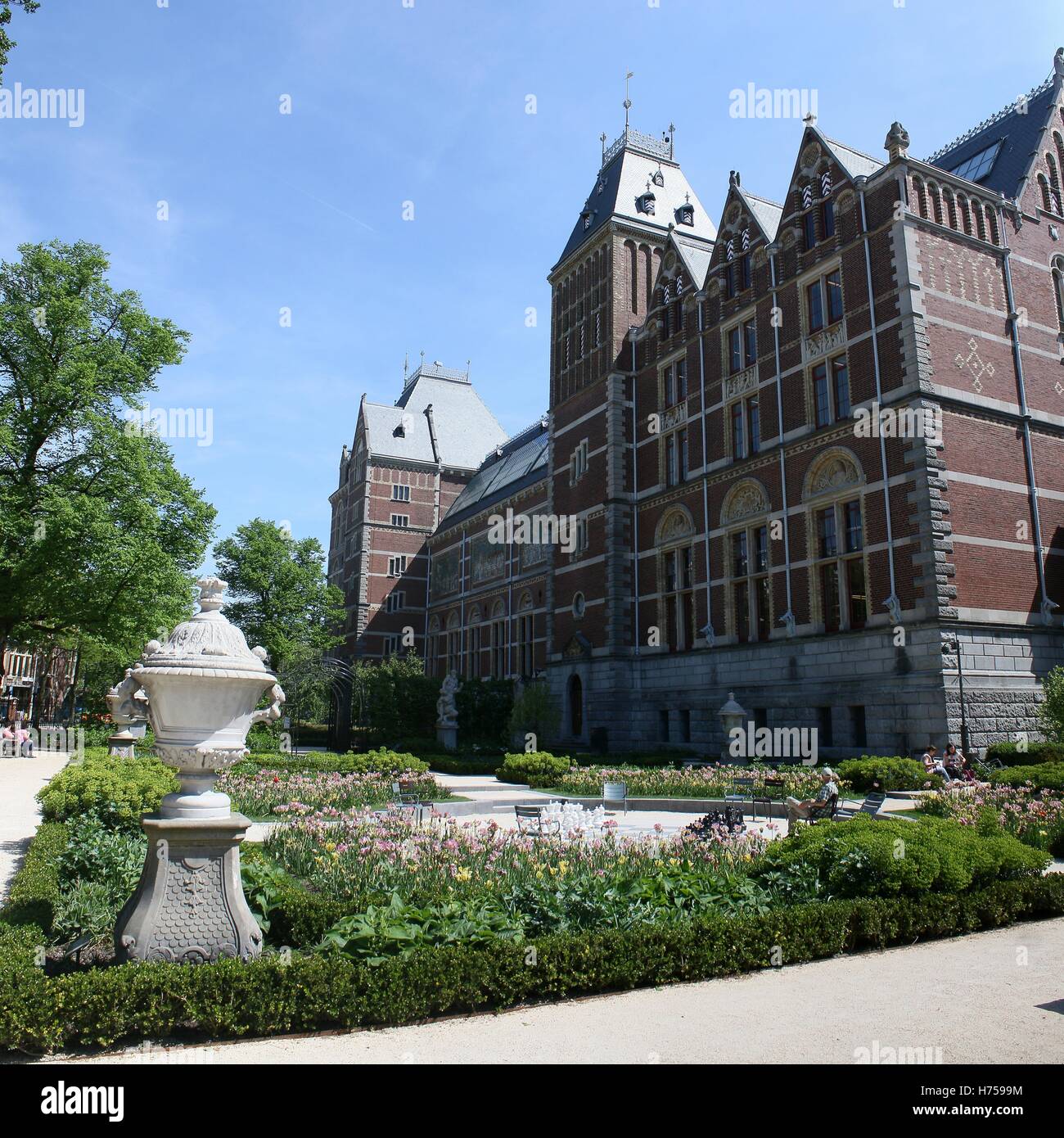 I giardini e la facciata occidentale del Rijksmuseum edificio, Amsterdam, Paesi Bassi in estate (maglia di 2 immagini) Foto Stock