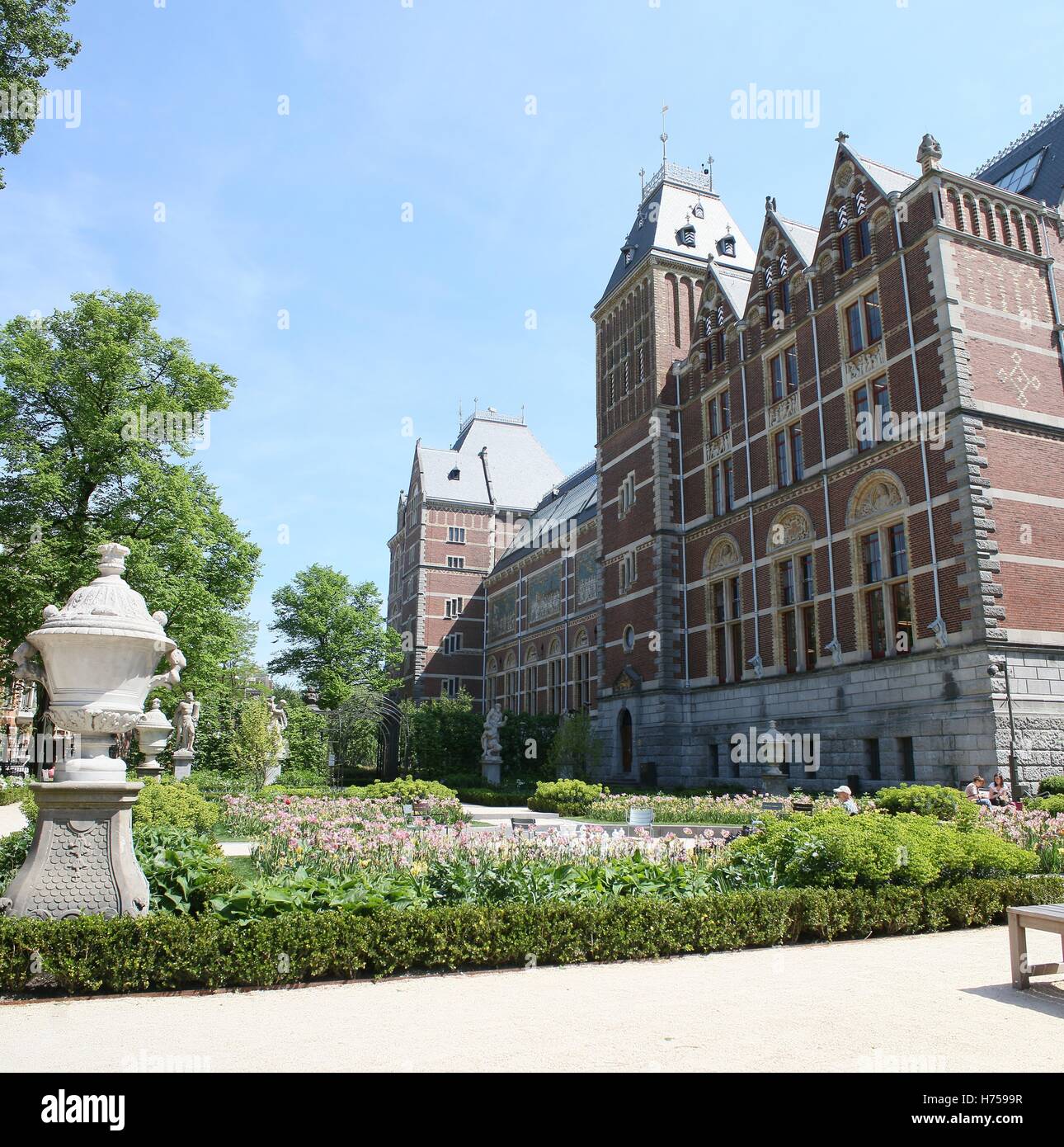 I giardini e la facciata occidentale del Rijksmuseum edificio, Amsterdam, Paesi Bassi in estate (maglia di 2 immagini) Foto Stock