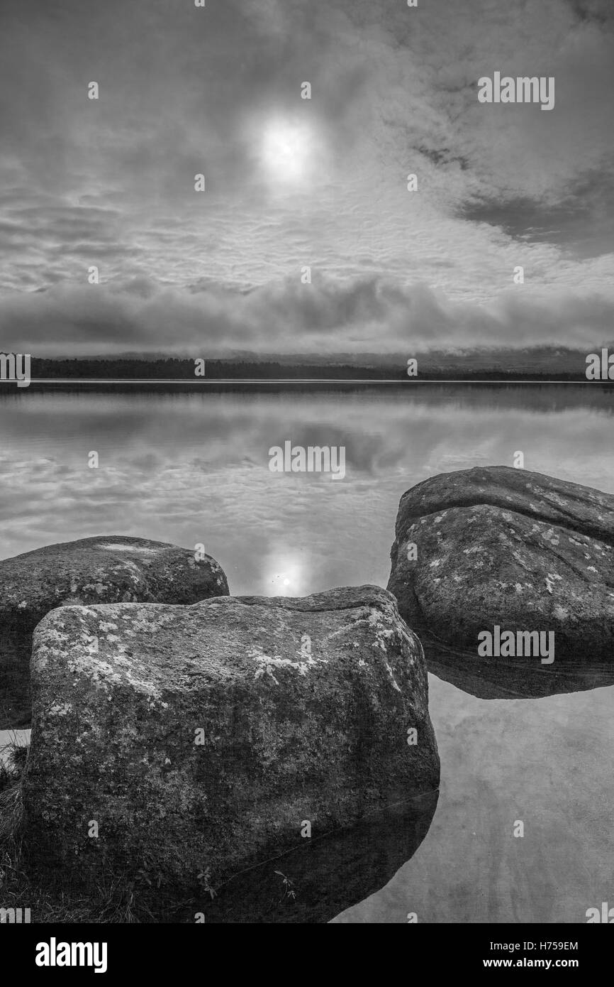 Le rocce su Loch Garten nel parco nazionale di Cairngorms. Foto Stock