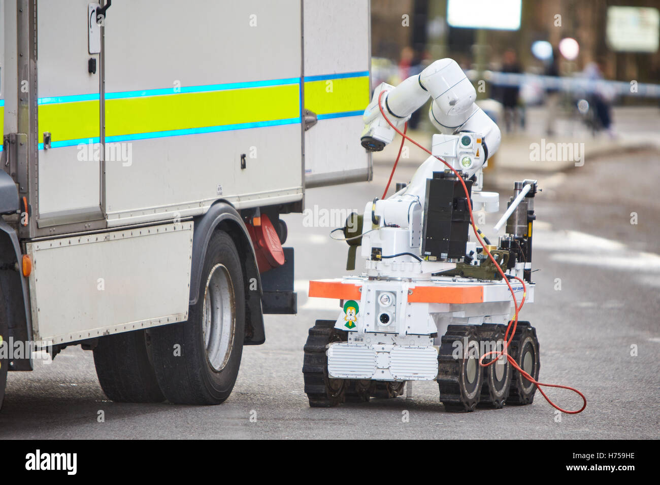 L'eliminazione della bomba ufficiali preparare un robot remoto a trattare con una bomba a un esercito ufficio reclutamento in St Giles, Oxford Foto Stock