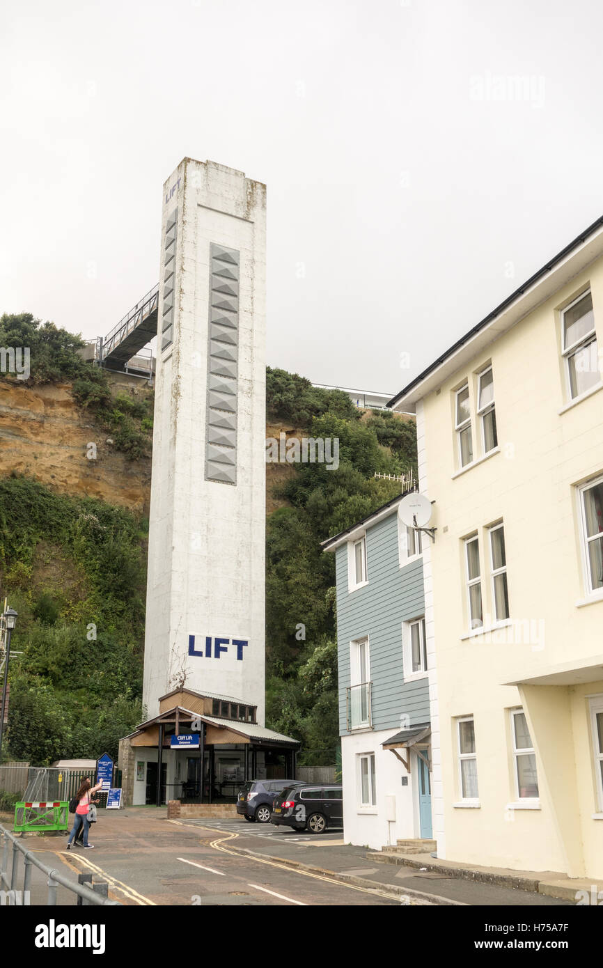 SHANKLIN, Regno Unito - 28 AGOSTO 2016: l'ingresso della falesia di sollevare in lui piccola cittadina balneare di Shanklin, Isola di Wight. Foto Stock