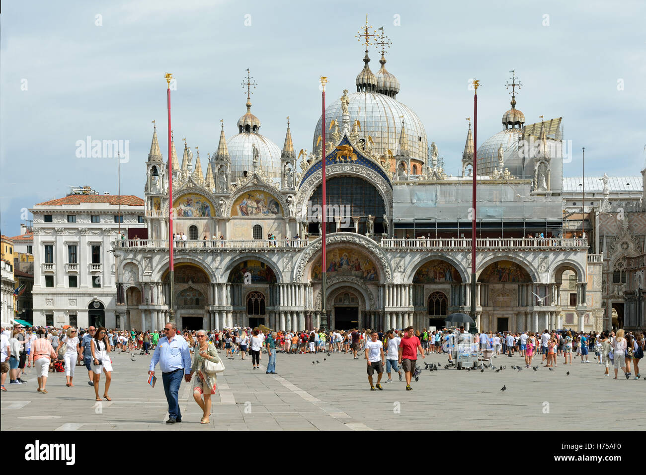 Piazza San Marco con i turisti davanti la Basilica di San Marco di Venezia in Italia. Foto Stock