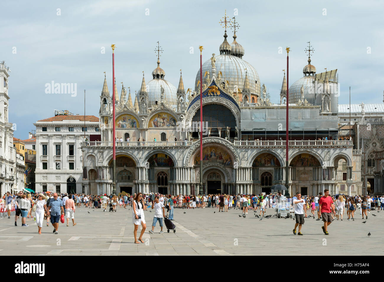 Piazza San Marco con i turisti davanti la Basilica di San Marco di Venezia in Italia. Foto Stock