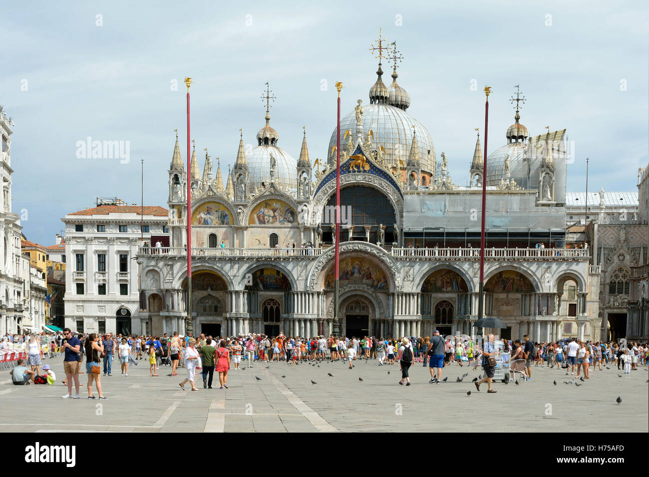 Piazza San Marco con i turisti davanti la Basilica di San Marco di Venezia in Italia. Foto Stock