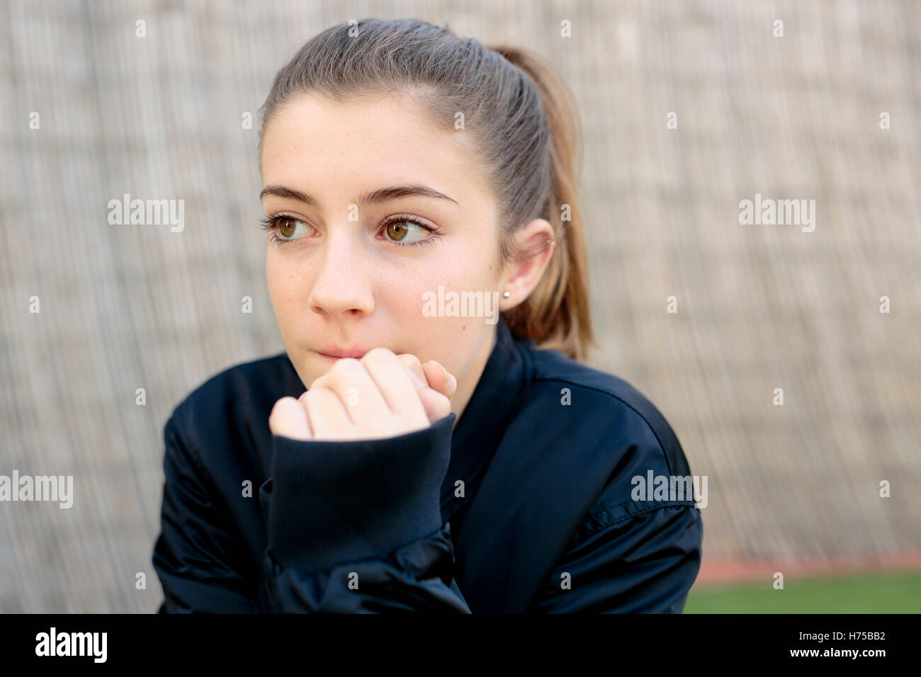 Ritratto di adolescente con luce naturale. spazio copia ripresa orizzontale Foto Stock