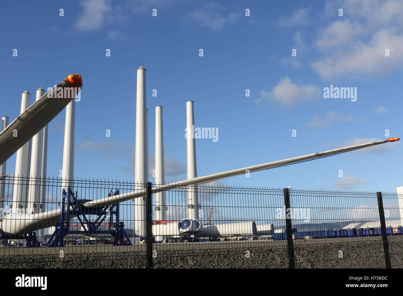 Enorme di componenti per turbine eoliche pronto per la spedizione da Belfast docks - queste turbine sono state per un progetto di Liverpool Bay. Foto Stock