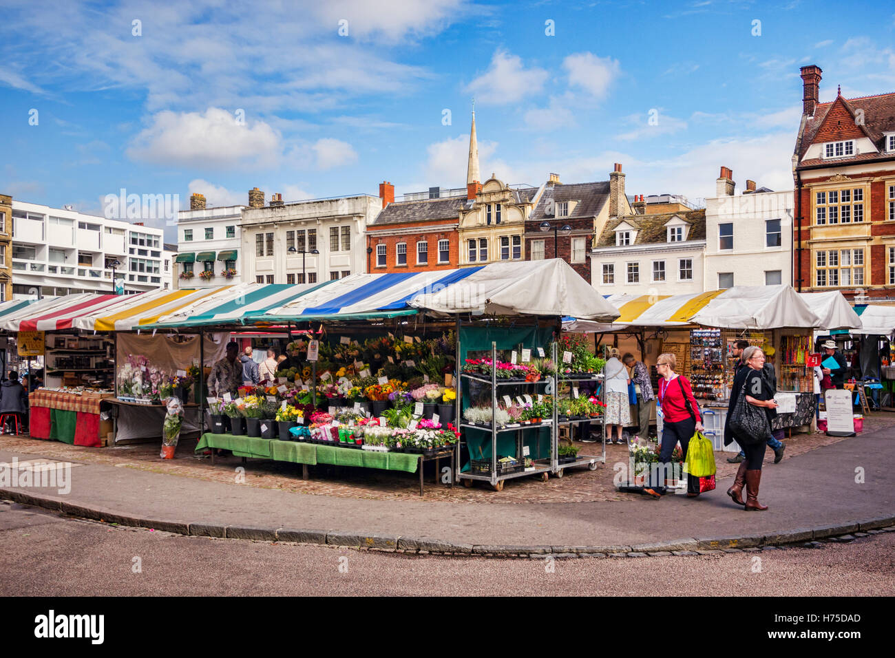 La gente lo shopping al mercato di Cambridge, Cambridgeshire, England, Regno Unito Foto Stock