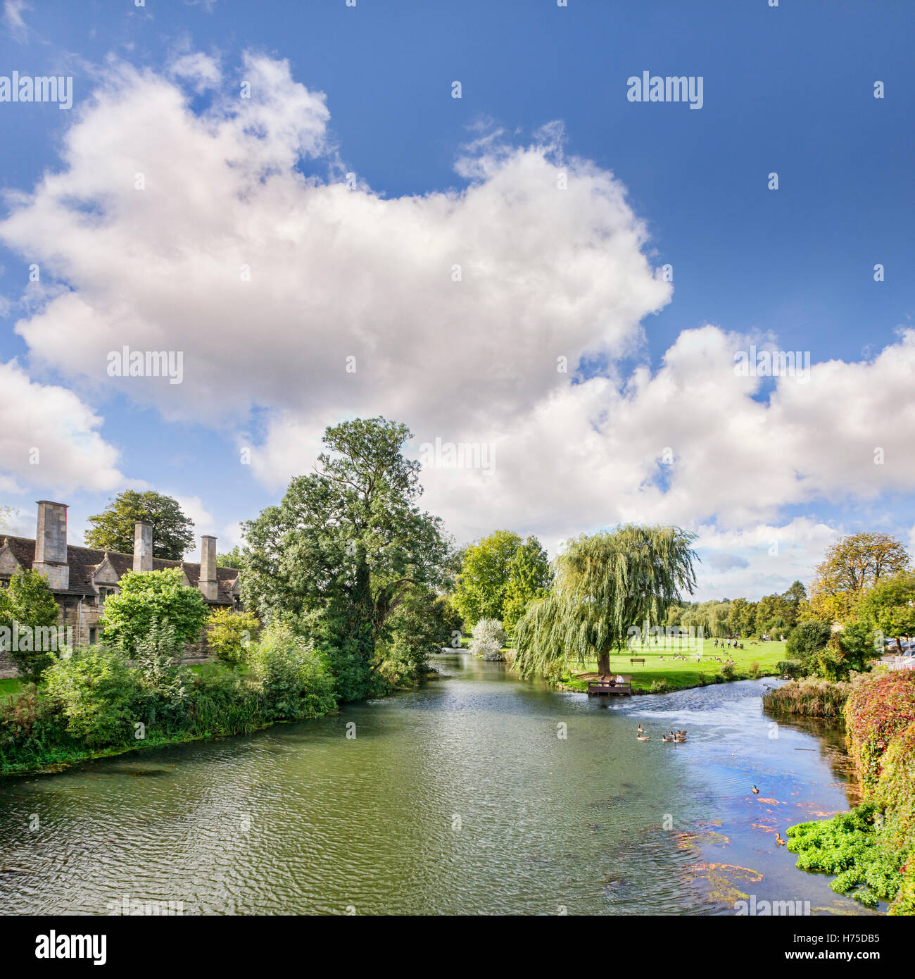 Il fiume Welland, e la città di prati, Stamford, Lincolnshire, Inghilterra. Foto Stock