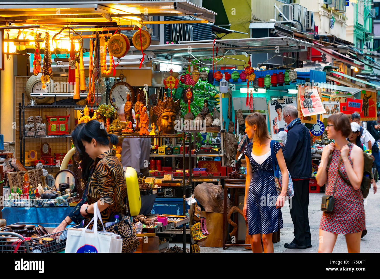 Bancarelle di antiquariato nel famoso Cat Street, Hong Kong, Cina. Foto Stock