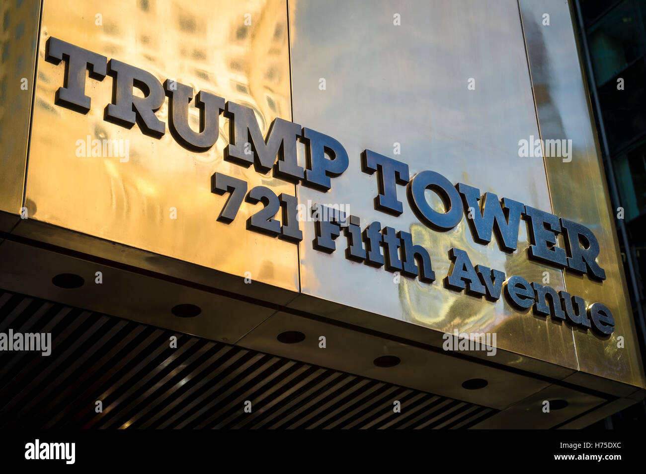 NEW YORK CITY - 3 Settembre 2016: ottone lucidato segno per Trump Tower risplende sulla Fifth Avenue nel centro di Manhattan. Foto Stock
