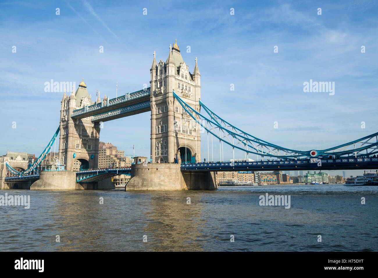Paesaggio panoramico vista del Tower Bridge indipendente alto nel pomeriggio di luce sopra il fiume Tamigi a Londra in Inghilterra Foto Stock