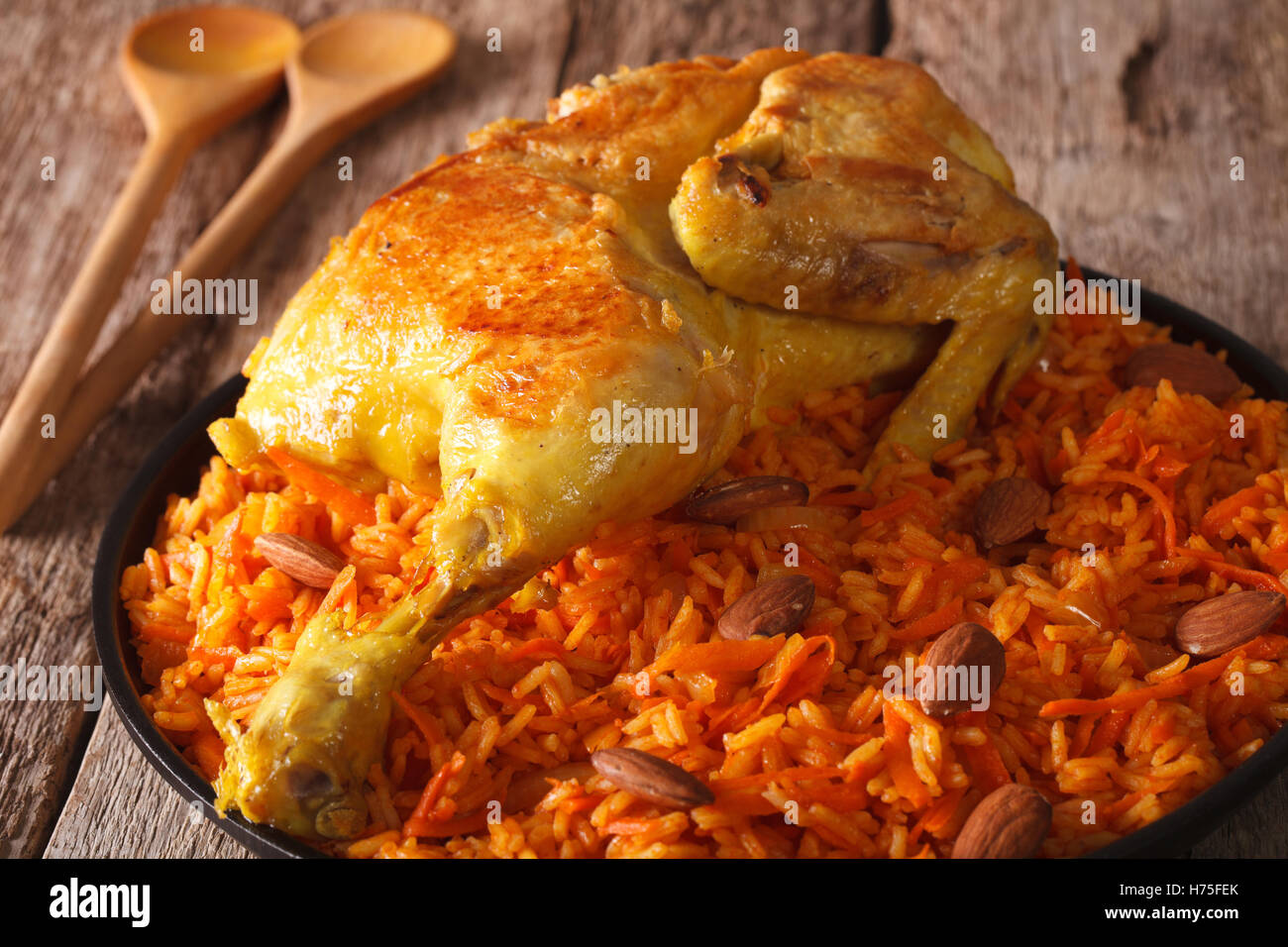 Tradizionale cibo arabo: kabsa con pollo closeup su una piastra. Posizione orizzontale Foto Stock