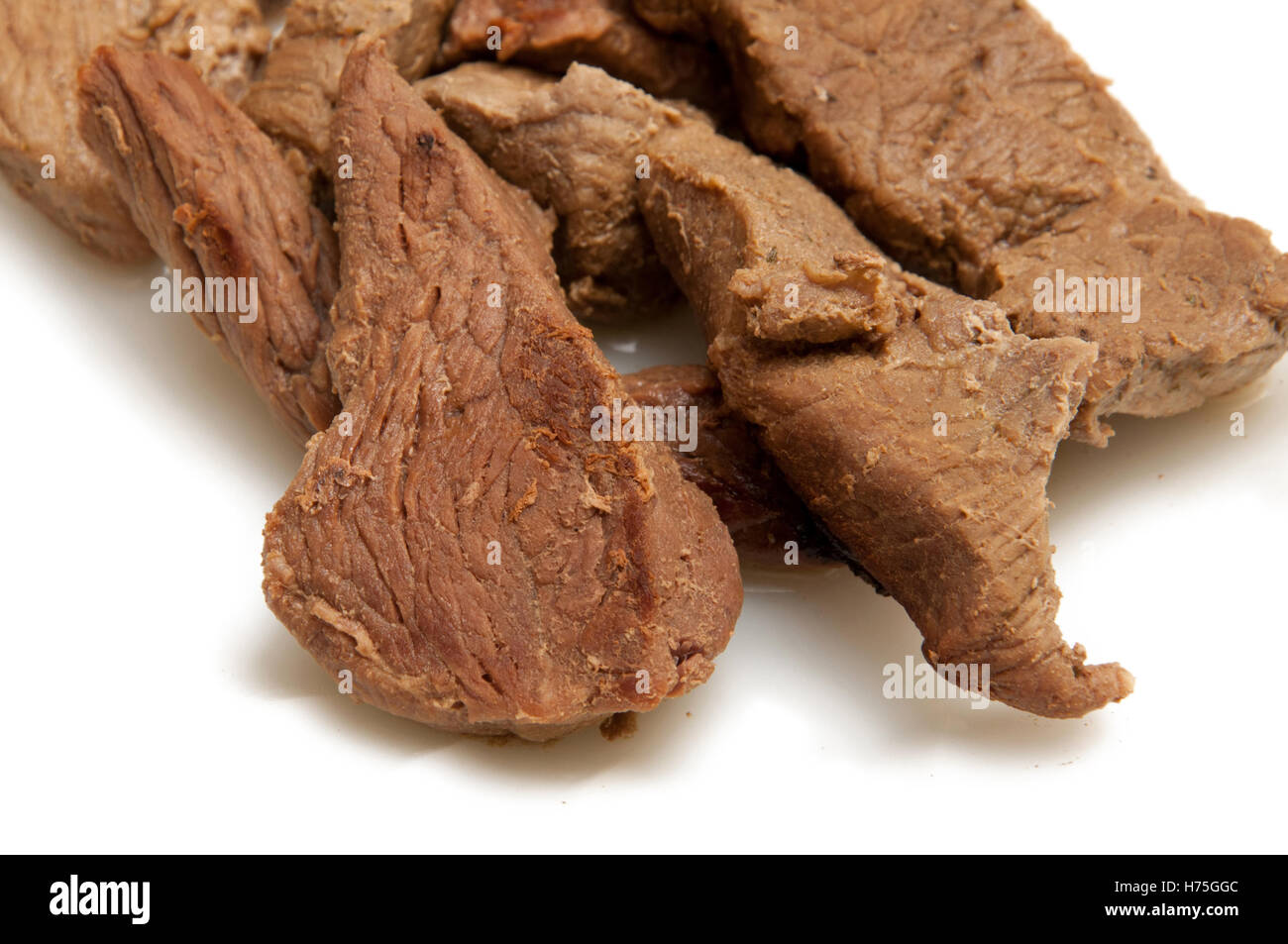 I bolliti di carne le fette su sfondo bianco Foto Stock
