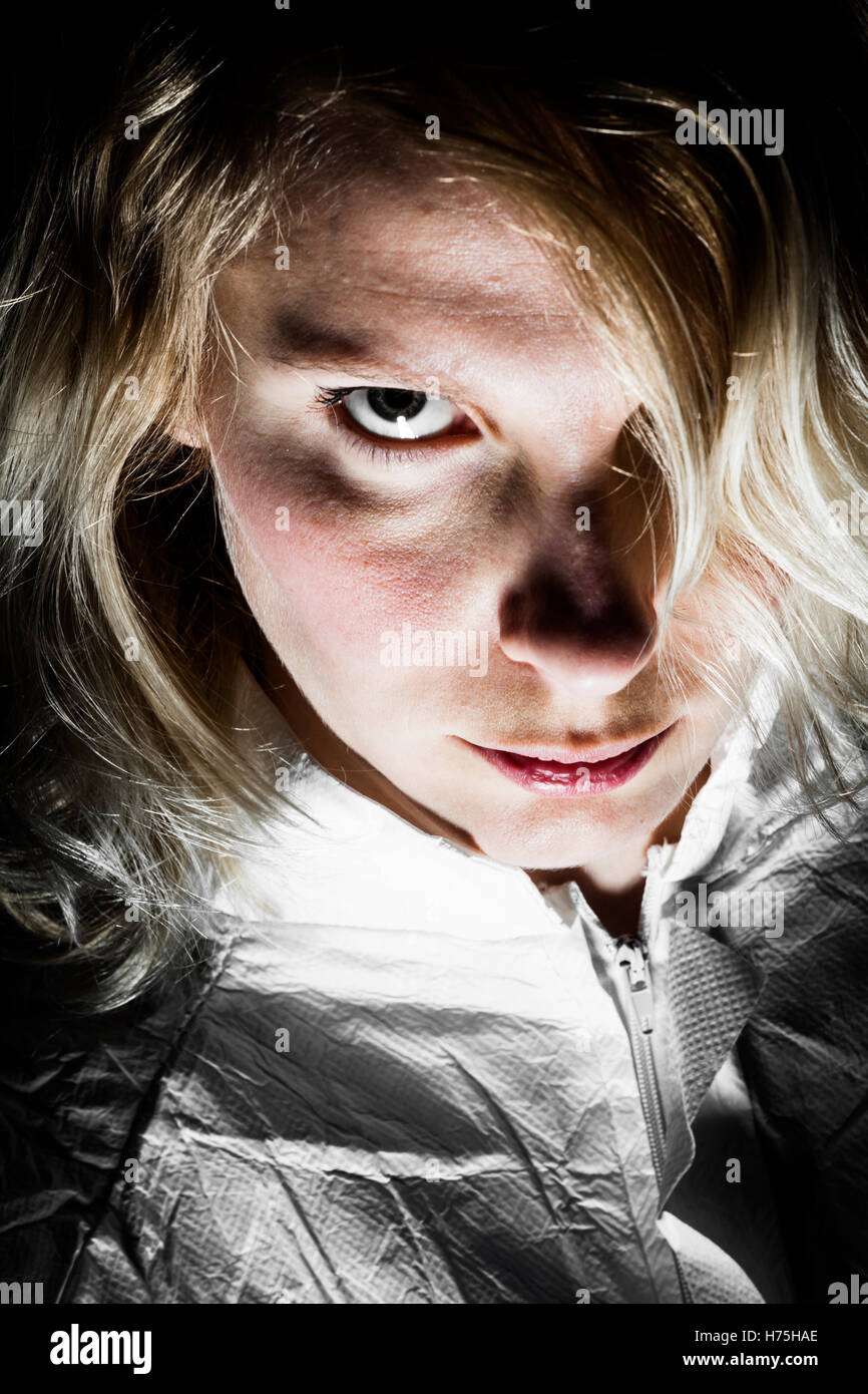 Donna femmina closeup ritratto organo occhio nero persona swarthy jetblack nero profondo sguardo sguardo vedi vista guardando peeking cercando Foto Stock